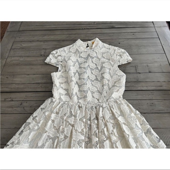 ALICE + OLIVIA Jayna Lace Open Back Fit and Flare Dress in Cream White - Size 0 - Picture 5 of 6
